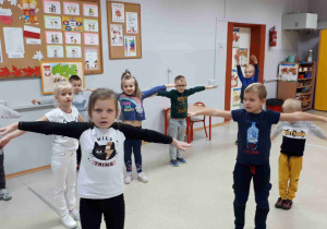 Dzieci wykonują ćwiczenia ruchowe